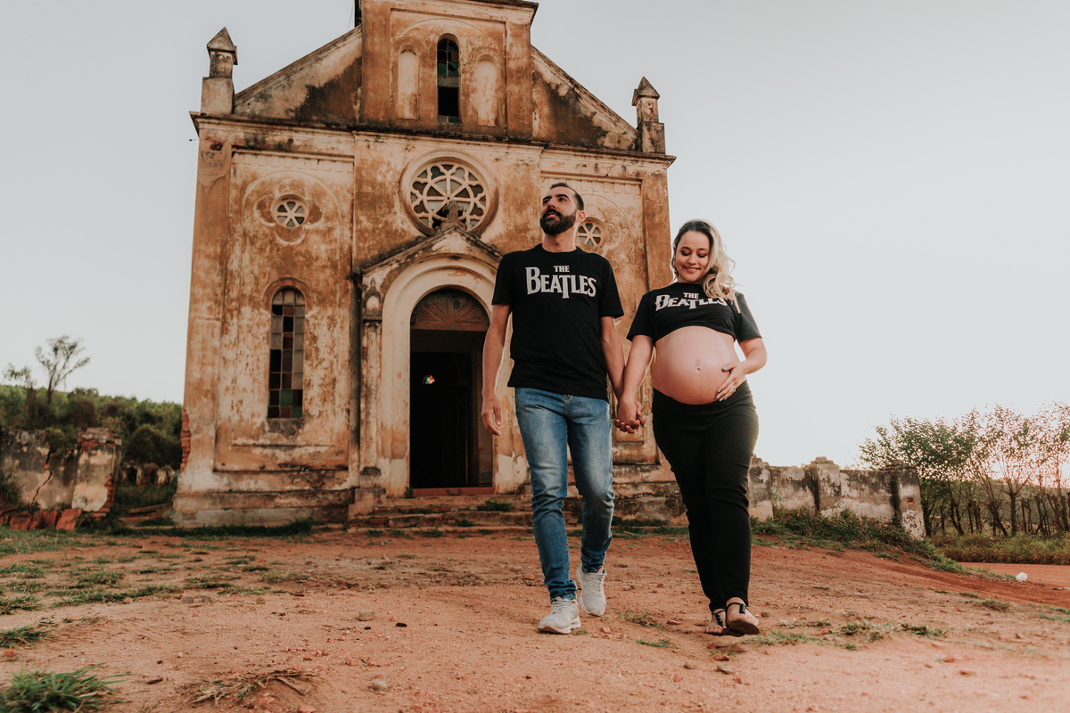 ensaio-gestante-casal-caminhando-igreja-Eleuterio-Itapira-rodrigo-bahia-fotógrafo-de-familia-de-mogi-guaçu.jpg
