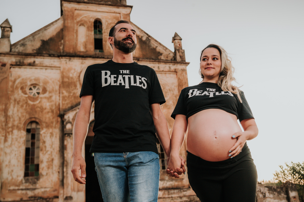 ensaio-gestante-casal-caminhando-Igreja-Eleuterio-Itapira-rodrigo-bahia-fotógrafo-de-familia-de-mogi-guaçu.jpg
