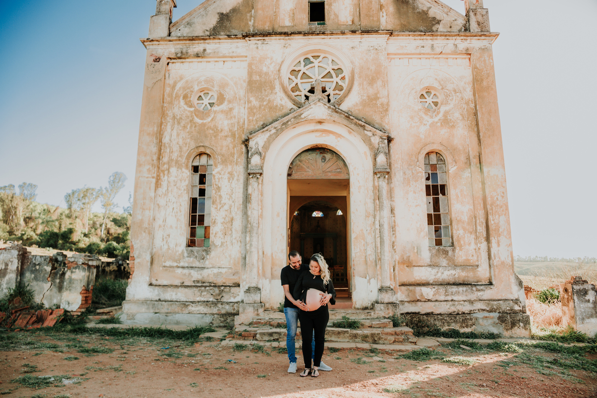 casal-ensaio-gestante-igreja-antiga-Eleutério-Itapira-rodrigo-bahia-fotógrafo-de-familia-de-mogi-guaçu.jpg