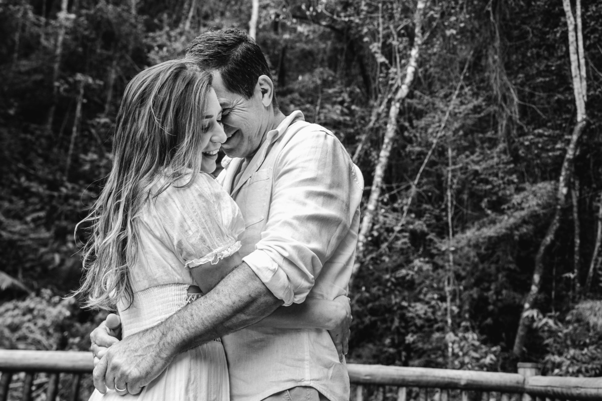 casal-sorrindo-pré-wedding-preto-e-branco-rodrigo-bahia-fotógrafo-casamento-mogi-guaçu.jpg