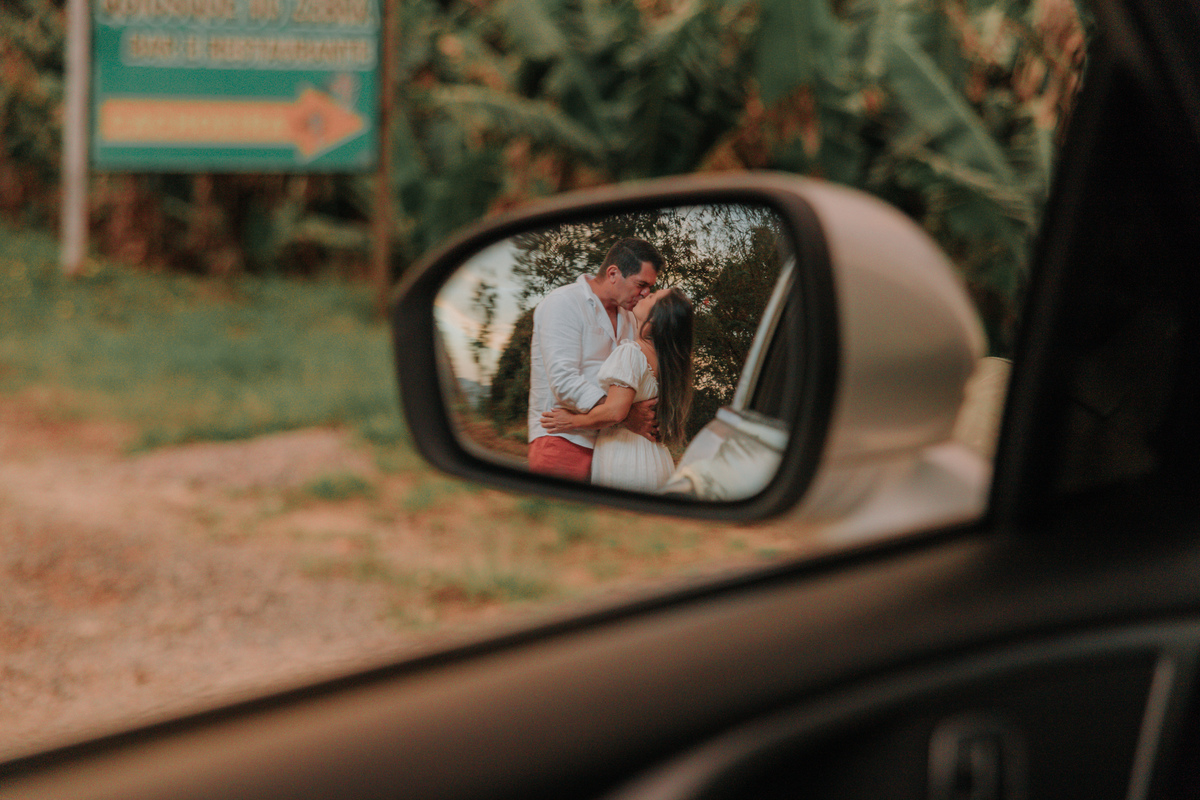 pré-wedding-carro-espelho-retrovisor-rodrigo-bahia-fotógrafo-casamento-mogi-guaçu.jpg