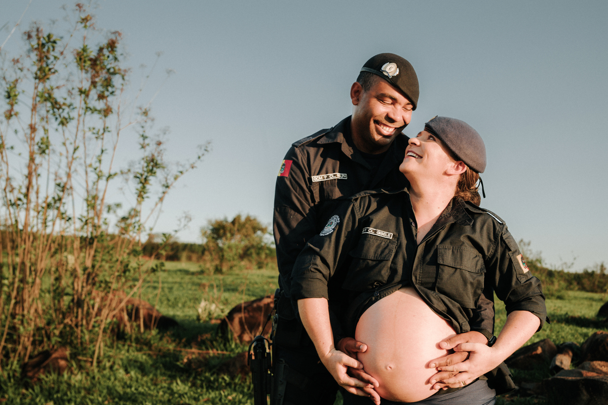 ensaio-gestante-policial-troca-de-olhares-rodrigo-bahia-fotógrafo-de-familia-de-mogi-guaçu.jpg