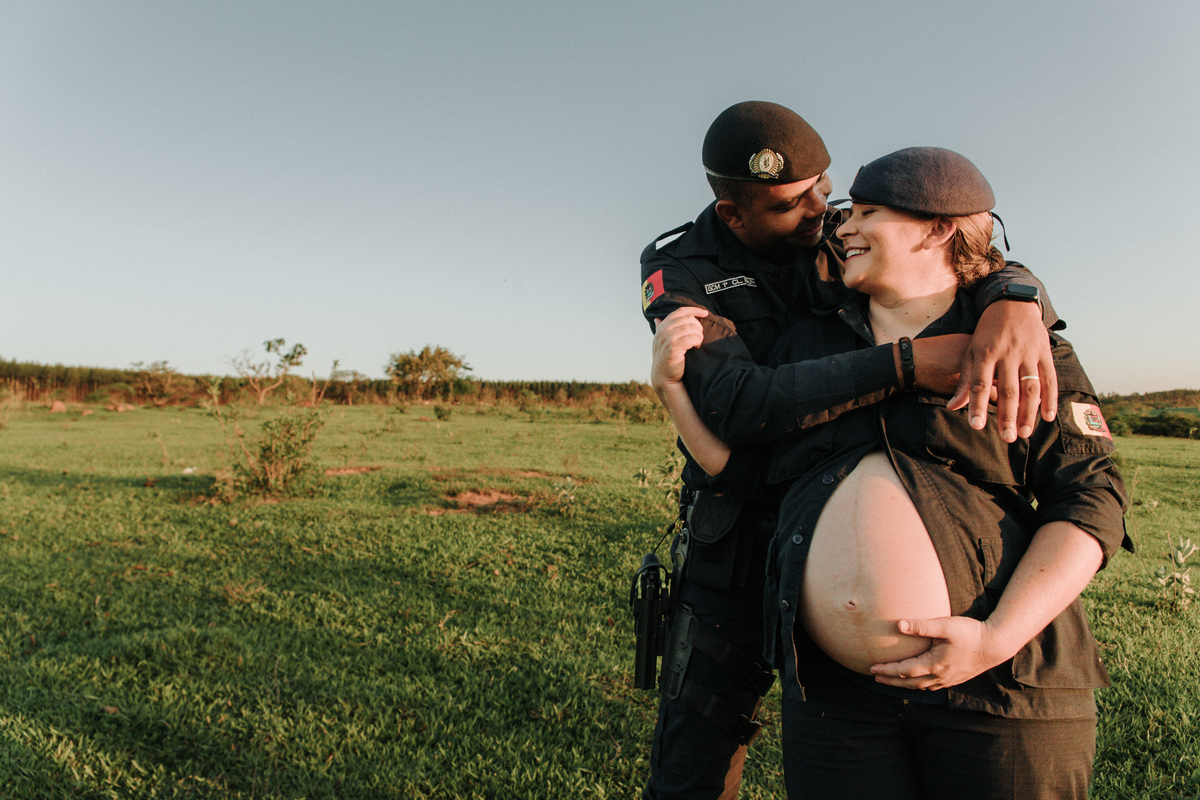 ensaio-gestante-policial-casal-se-abraçando-rodrigo-bahia-fotógrafo-de-familia-de-mogi-guaçu.jpg