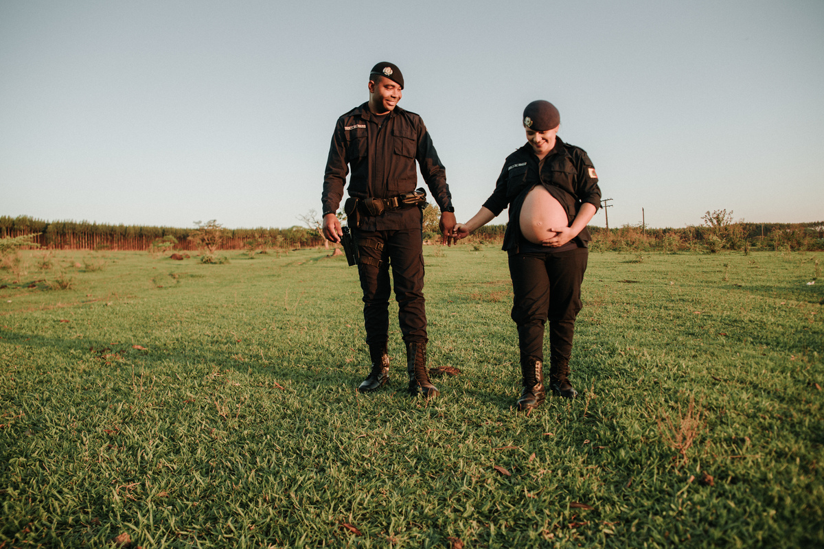 ensaio-gestante-policial-casal-caminhando-rodrigo-bahia-fotógrafo-de-familia-de-mogi-guaçu.jpg