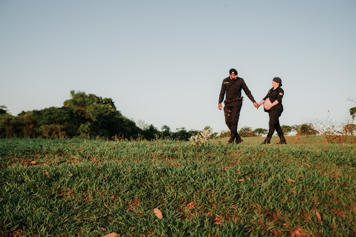 ensaio-gestante-policial-casal-caminhando-rodrigo-bahia-fotógrafo-de-familia-de-mogi-guaçu.jpg