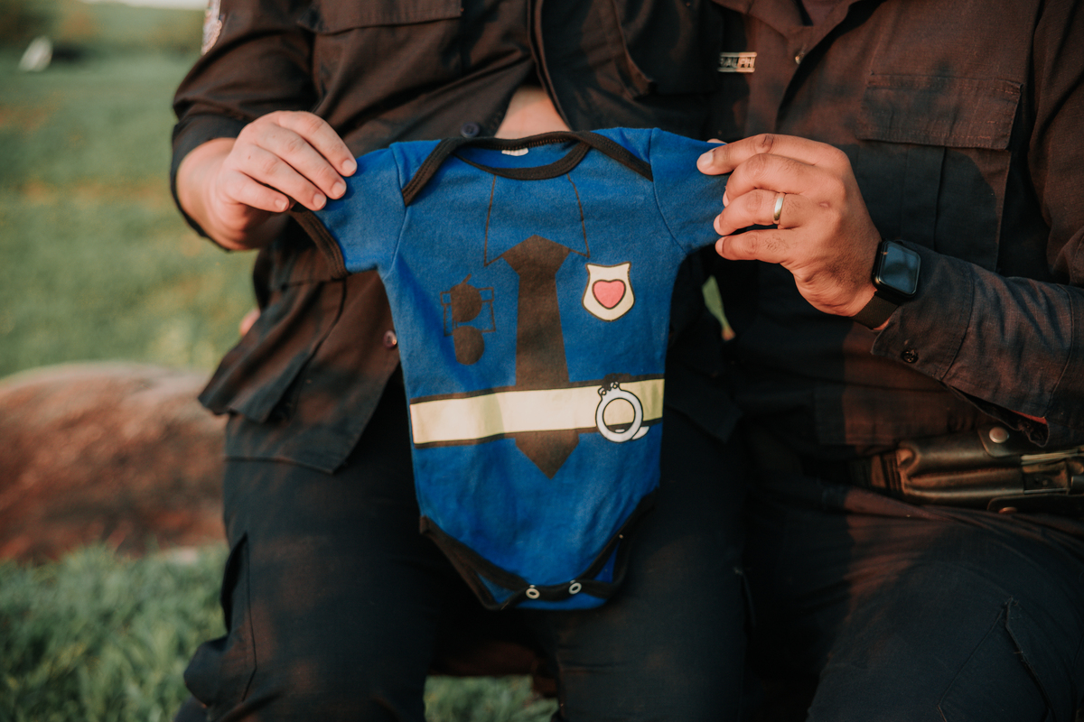 ensaio-gestante-policial-roupinha-bebê-azul-rodrigo-bahia-fotógrafo-de-familia-de-mogi-guaçu.jpg