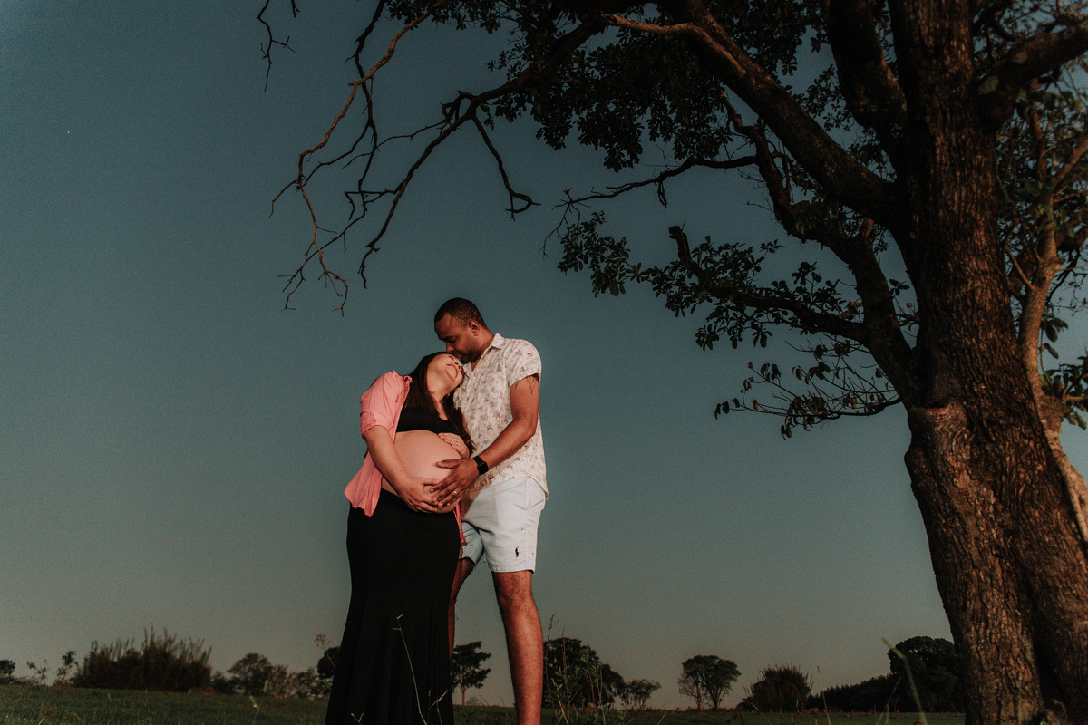 ensaio-gestante-casal-abraçado-rodrigo-bahia-fotógrafo-de-familia-de-mogi-guaçu.jpg