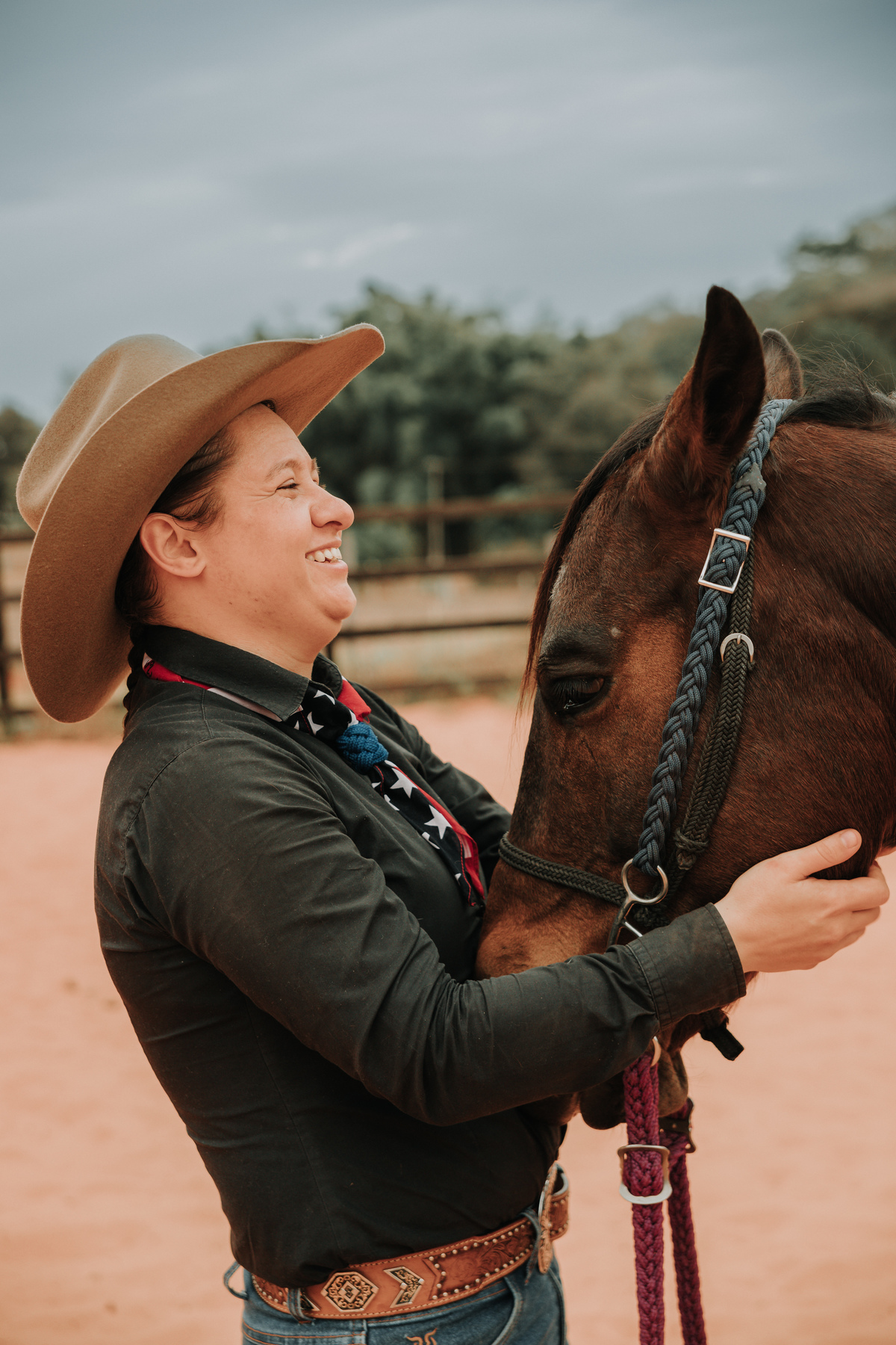 mulher-fazendo-carinho-no-cavalo