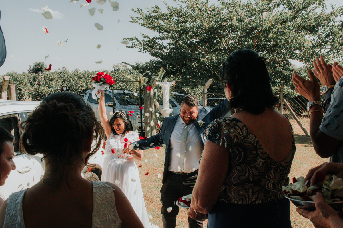 noivos-confete-rodrigo-bahia-fotógrafo-casamento-mogi-guaçu.jpg