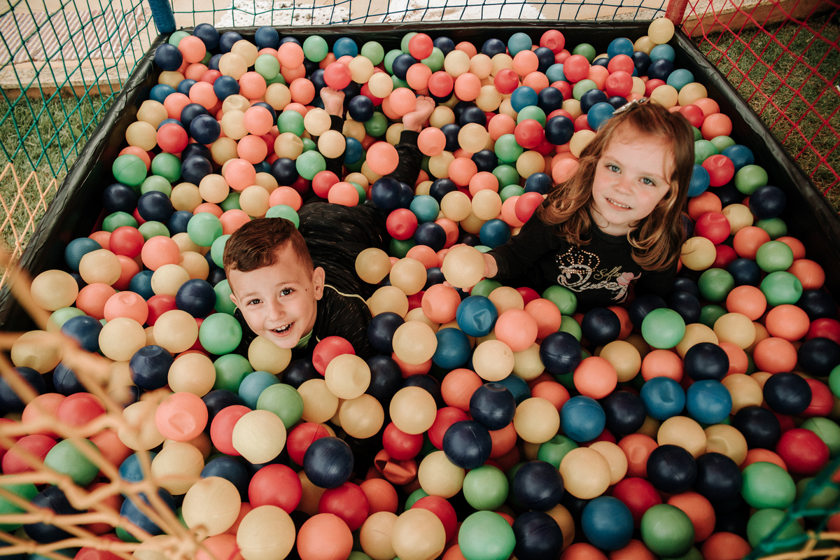 criança-na-piscina-de-bolinha-festa-infantil-rodrigo-bahia-fotógrafo-de-familia-de-mogi-guaçu.jpg