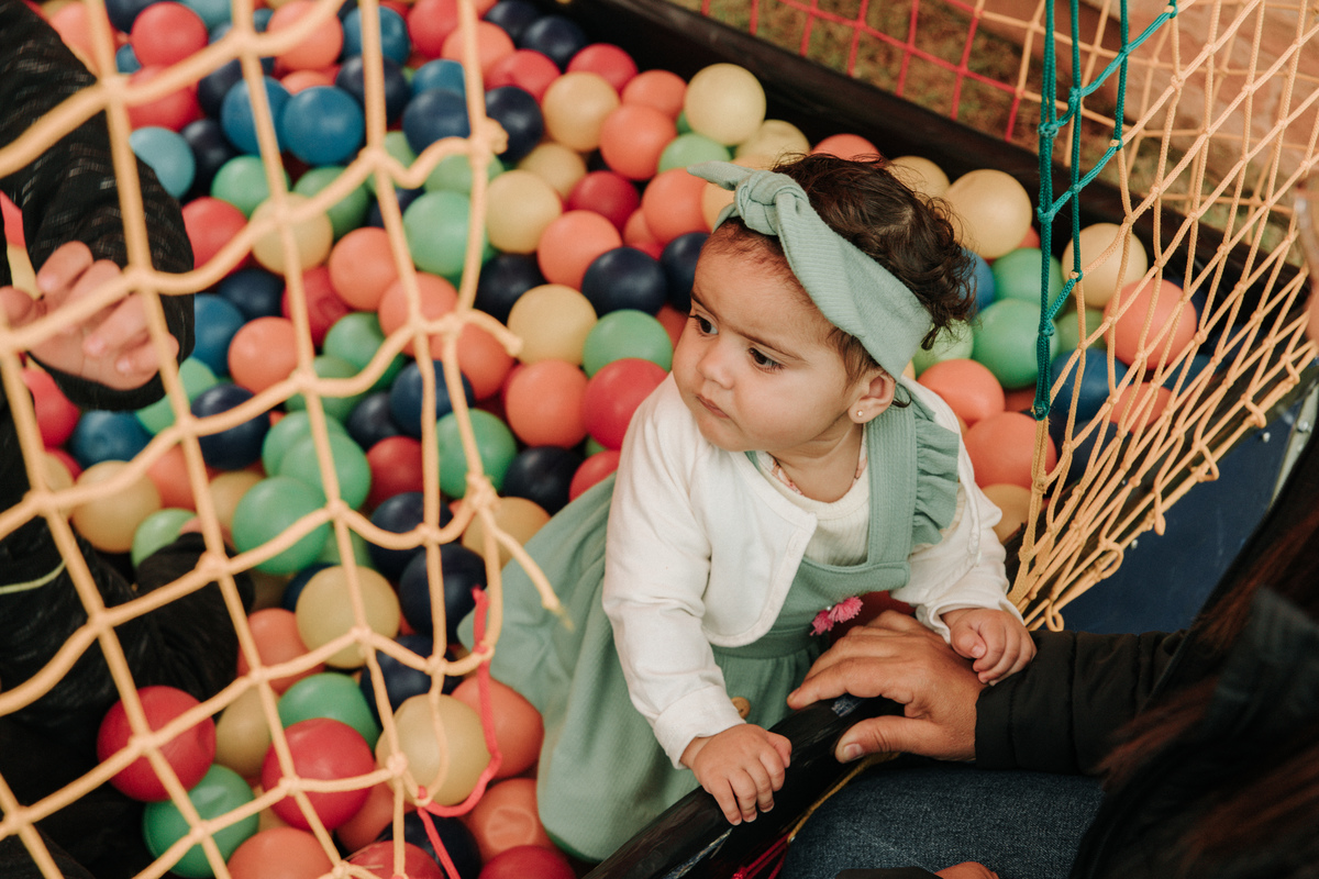 criança-na-piscina-de-bolinha-festa-infantil-rodrigo-bahia-fotógrafo-de-familia-de-mogi-guaçu.jpg
