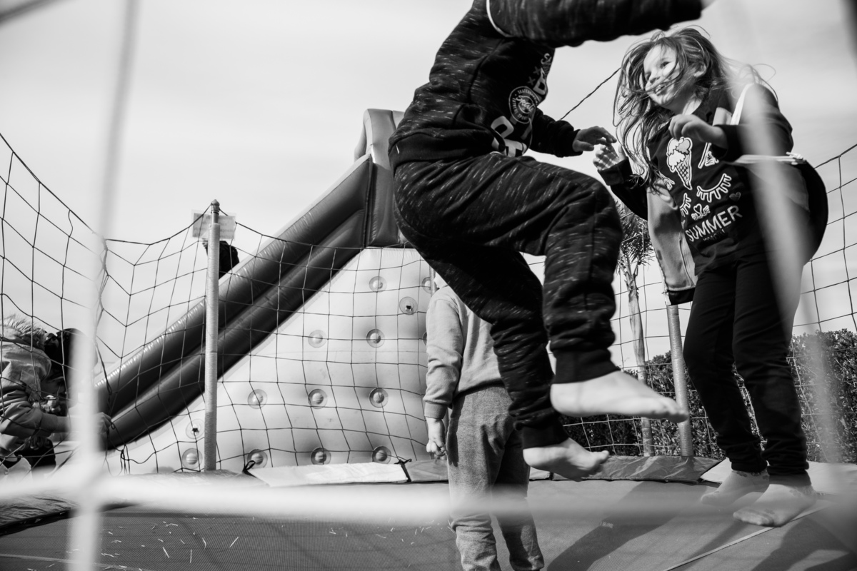 criança-na-cama-elastica-festa-infantil-rodrigo-bahia-fotógrafo-de-familia-de-mogi-guaçu.jpg