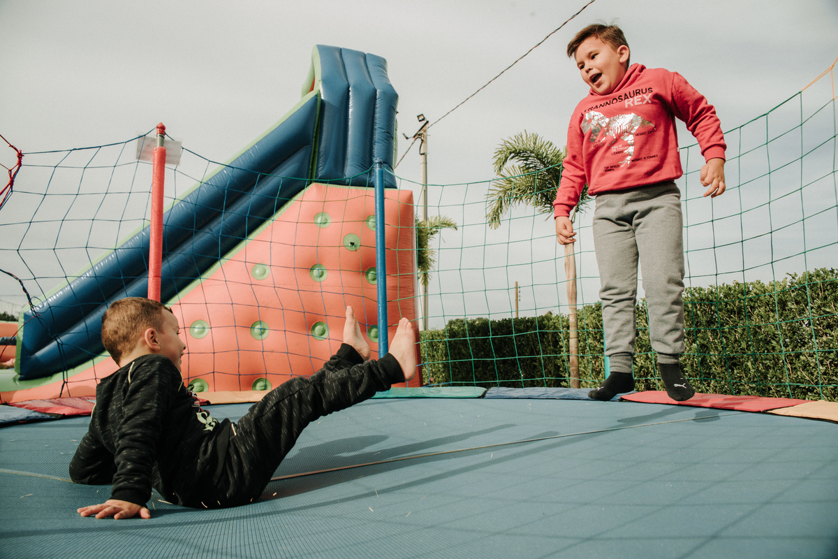 criança-na-cama-elastica-festa-infantil-rodrigo-bahia-fotógrafo-de-familia-de-mogi-guaçu.jpg