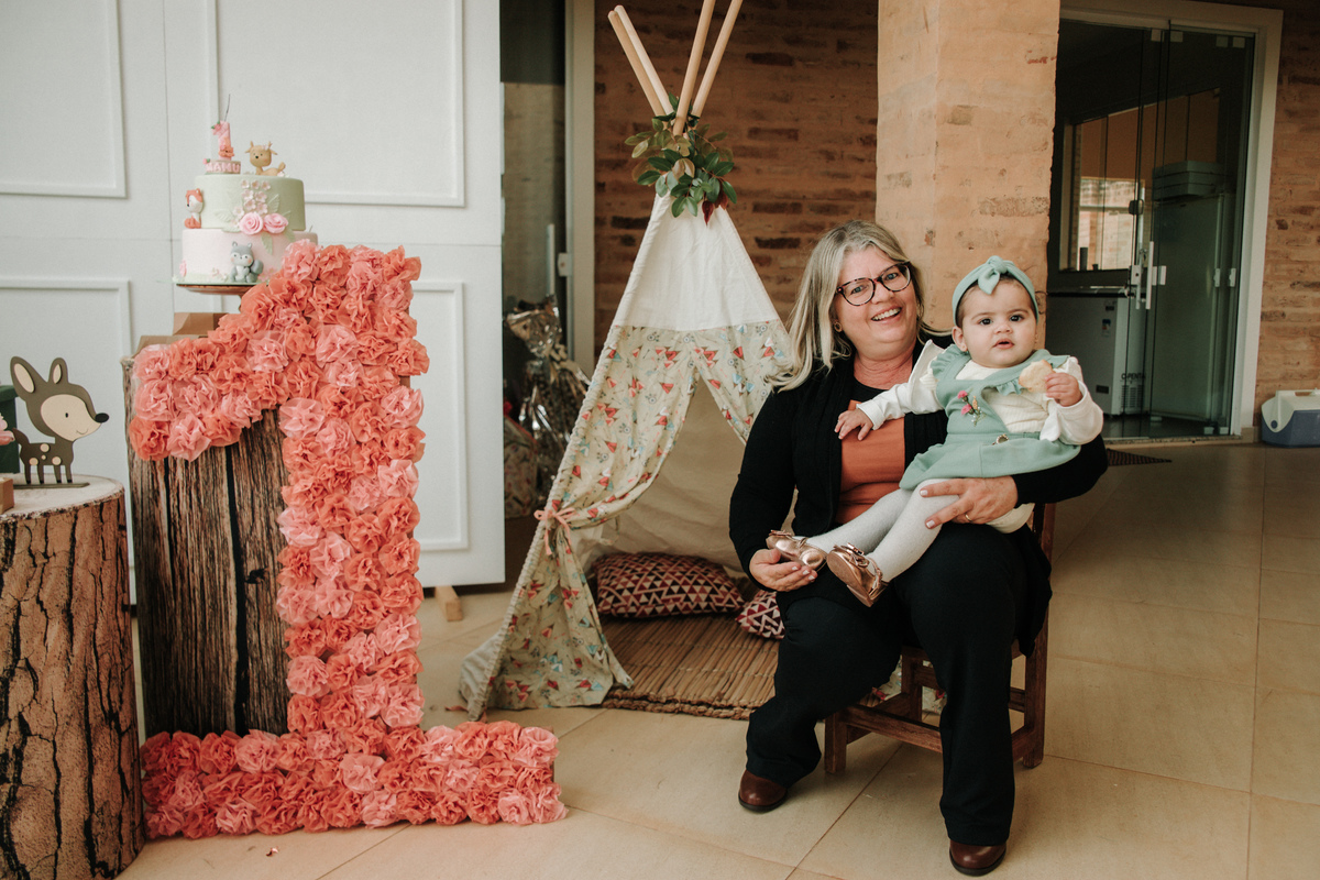 criança e vovó-na-cabana-festa-infantil-rodrigo-bahia-fotógrafo-de-familia-de-mogi-guaçu.jpg