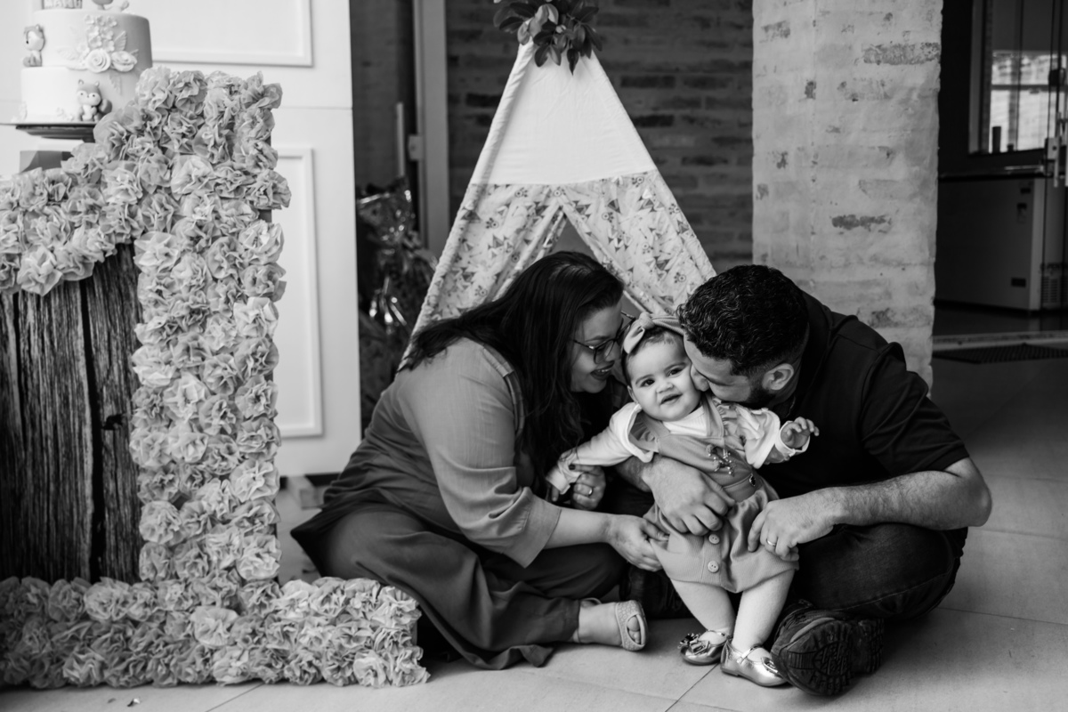 criança-e-pais-na-cabana-festa-infantil-rodrigo-bahia-fotógrafo-de-familia-de-mogi-guaçu.jpg