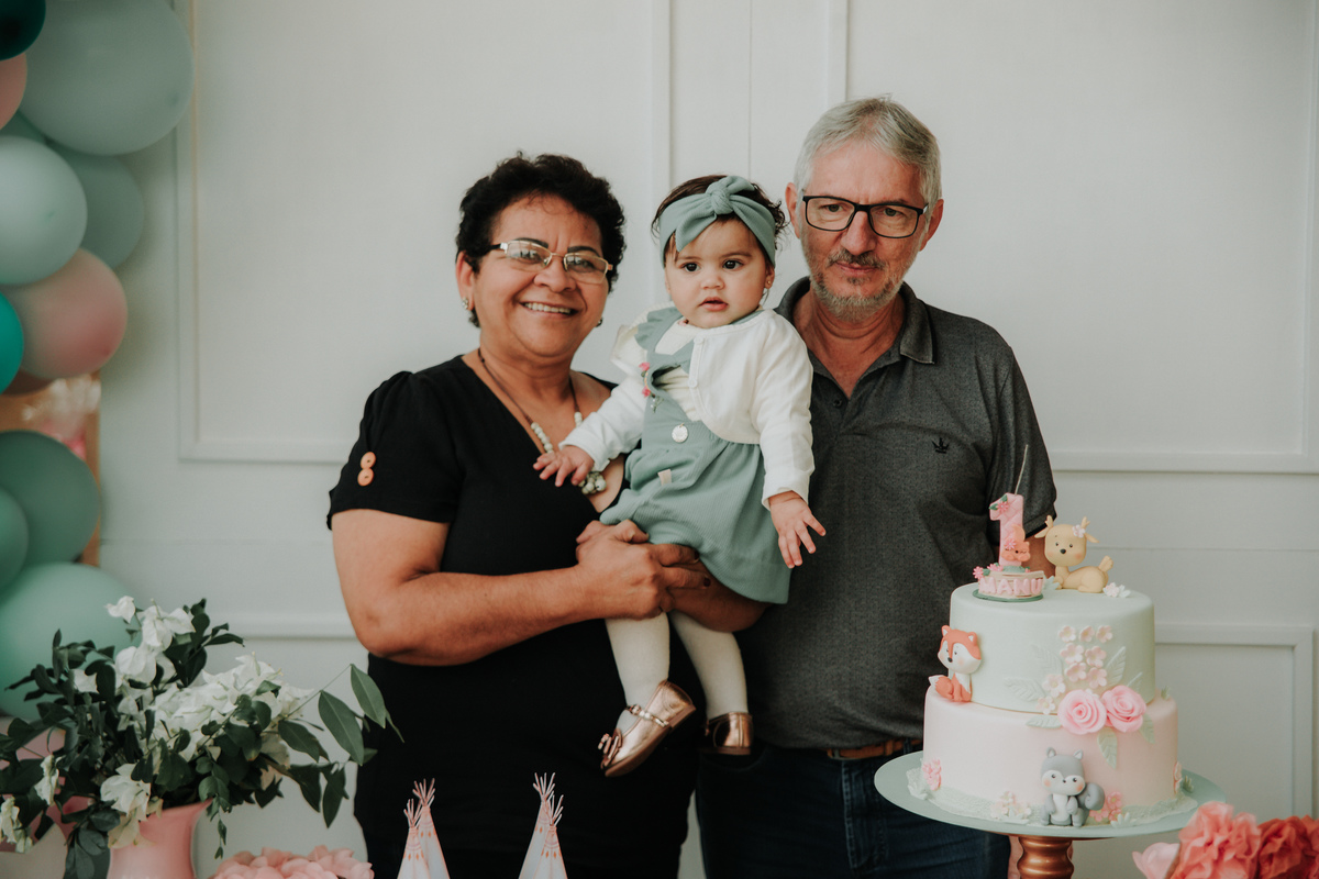 criança-e-avos-na-mesa-do-bolo-festa-infantil-rodrigo-bahia-fotógrafo-de-familia-de-mogi-guaçu.jpg
