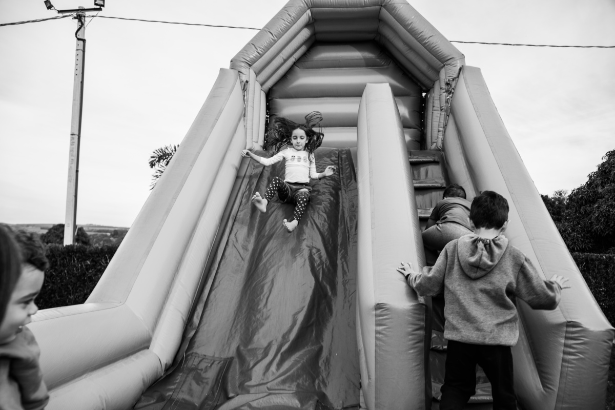 criança-no-escorregador-festa-infantil-rodrigo-bahia-fotógrafo-de-familia-de-mogi-guaçu.jpg