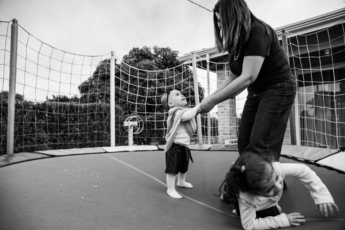 criança-na-cama-elastica-festa-infantil-rodrigo-bahia-fotógrafo-de-familia-de-mogi-guaçu.jpg