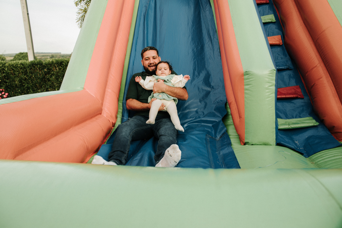 criança-no-escorregador-festa-infantil-rodrigo-bahia-fotógrafo-de-familia-de-mogi-guaçu.jpg