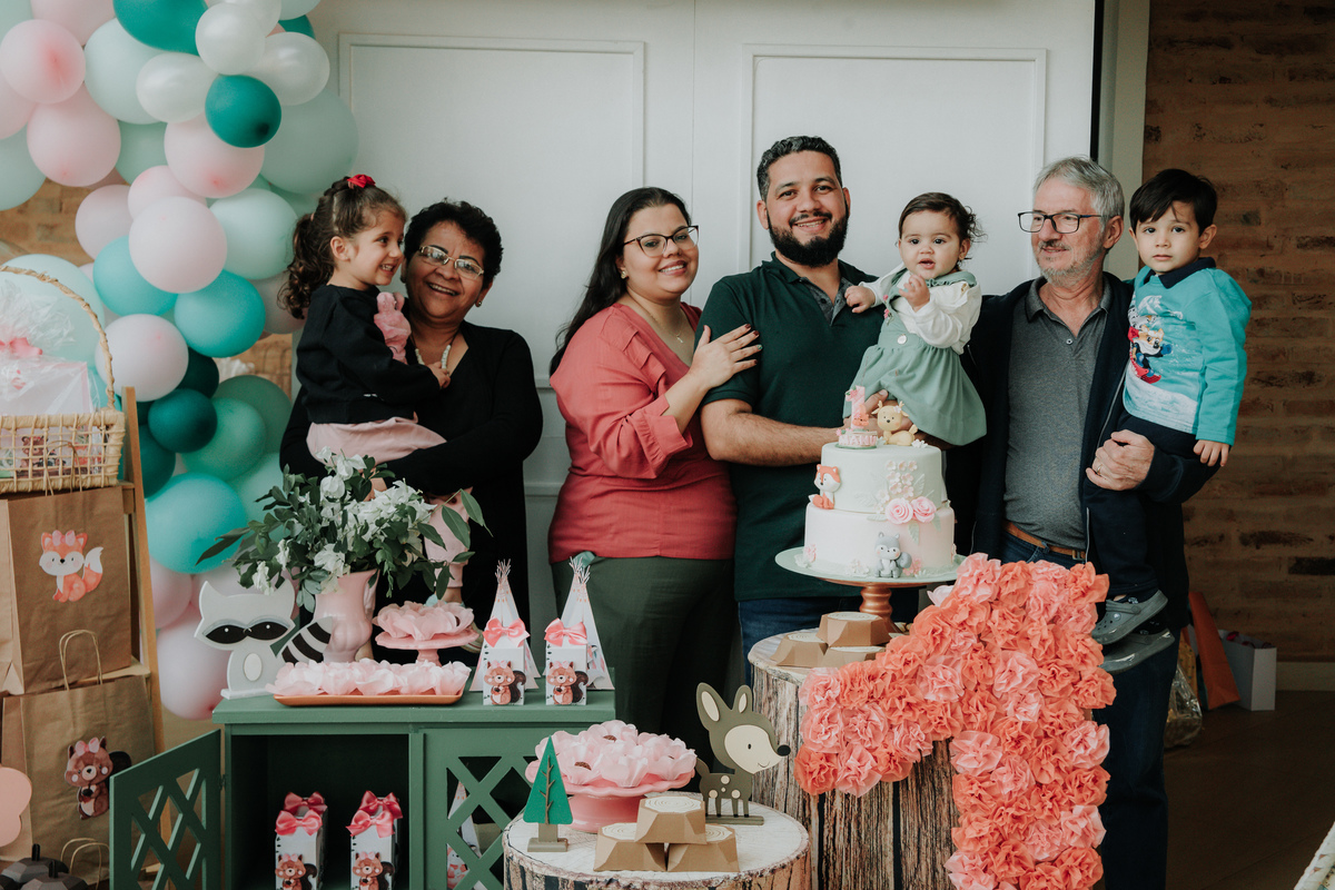 familia-na-mesa-do-bolo-festa-infantil-rodrigo-bahia-fotógrafo-de-familia-de-mogi-guaçu.jpg