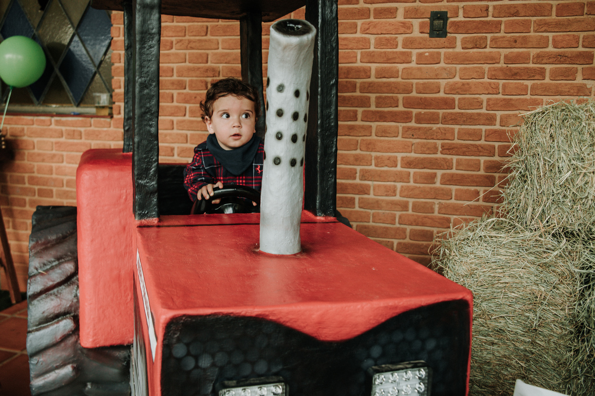 criança-no-trator-festa-infantil-tema-fazendinha-rodrigo-bahia-fotógrafo-de-familia-de-mogi-guaçu.jpg