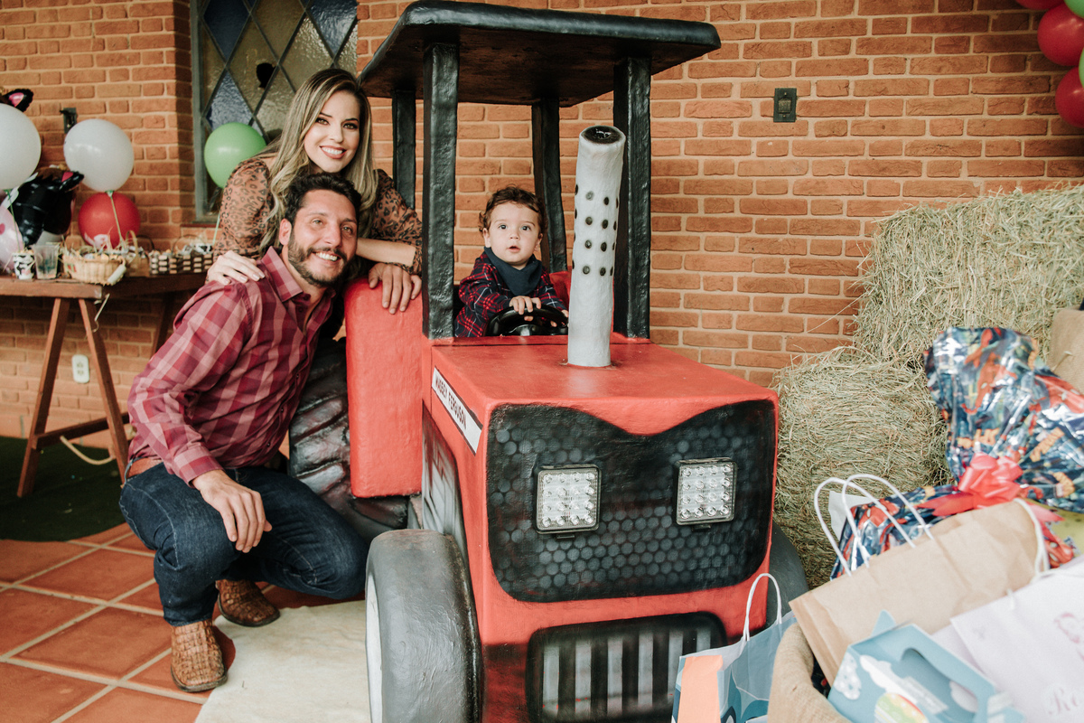 criança-e-pais-no-trator-festa-infantil-tema-fazendinha-rodrigo-bahia-fotógrafo-de-familia-de-mogi-guaçu.jpg