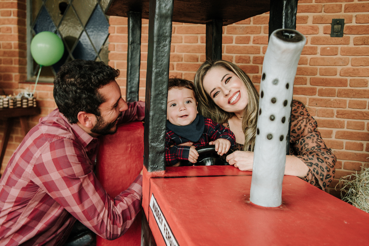 criança-e-pais-no-trator-festa-infantil-tema-fazendinha-rodrigo-bahia-fotógrafo-de-familia-de-mogi-guaçu.jpg