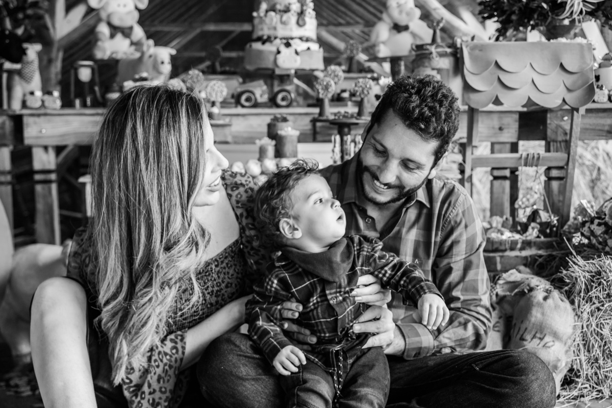 criança-e-pais-festa-infantil-tema-fazendinha-rodrigo-bahia-fotógrafo-de-familia-de-mogi-guaçu.jpg