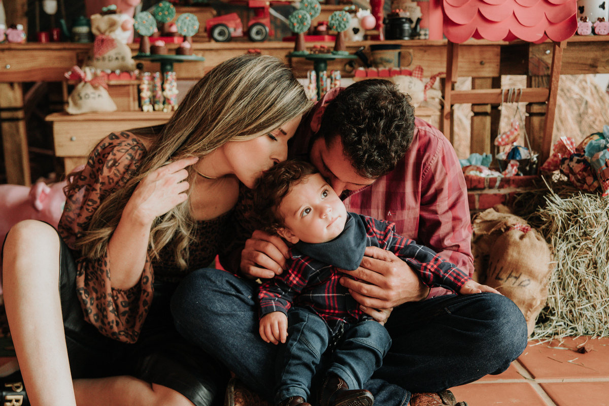 criança-e-pais-festa-infantil-tema-fazendinha-rodrigo-bahia-fotógrafo-de-familia-de-mogi-guaçu.jpg