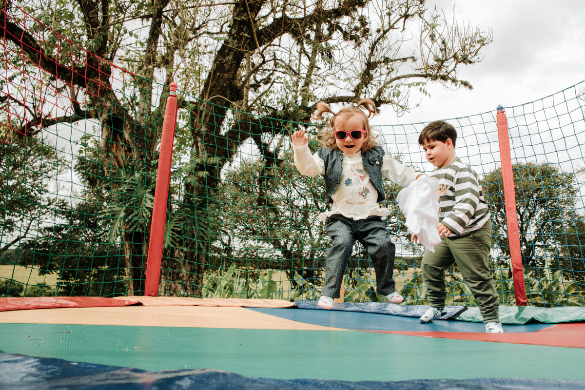 crianças-na-cama-elastica-festa-infantil-tema-fazendinha-rodrigo-bahia-fotógrafo-de-familia-de-mogi-guaçu.jpg