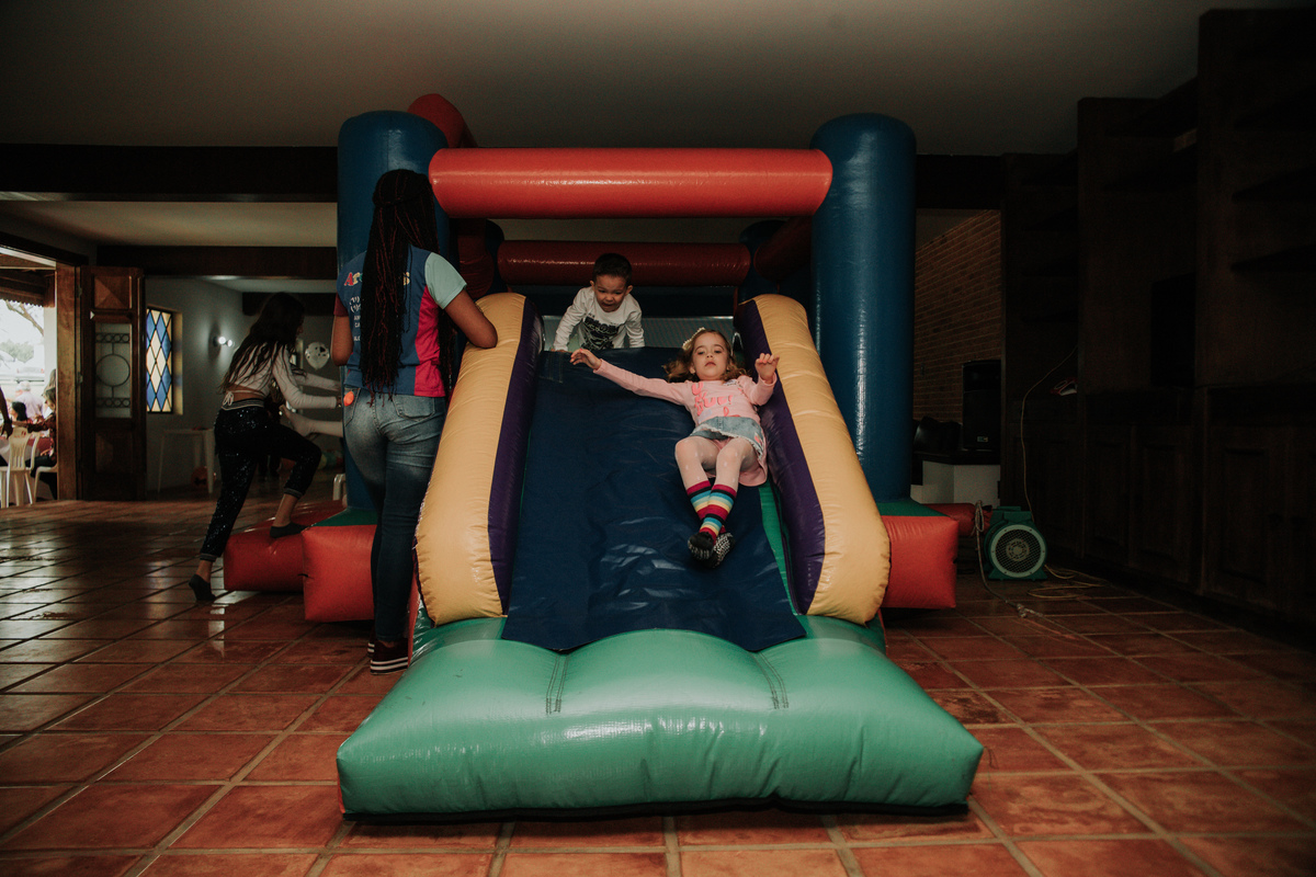 crianças-no-escorregador-infantil-tema-fazendinha-rodrigo-bahia-fotógrafo-de-familia-de-mogi-guaçu.jpg