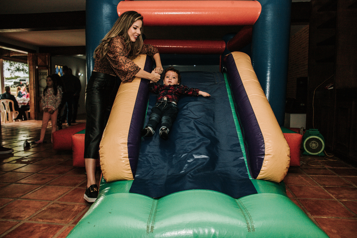 crianças-no-escorregador-infantil-tema-fazendinha-rodrigo-bahia-fotógrafo-de-familia-de-mogi-guaçu.jpg