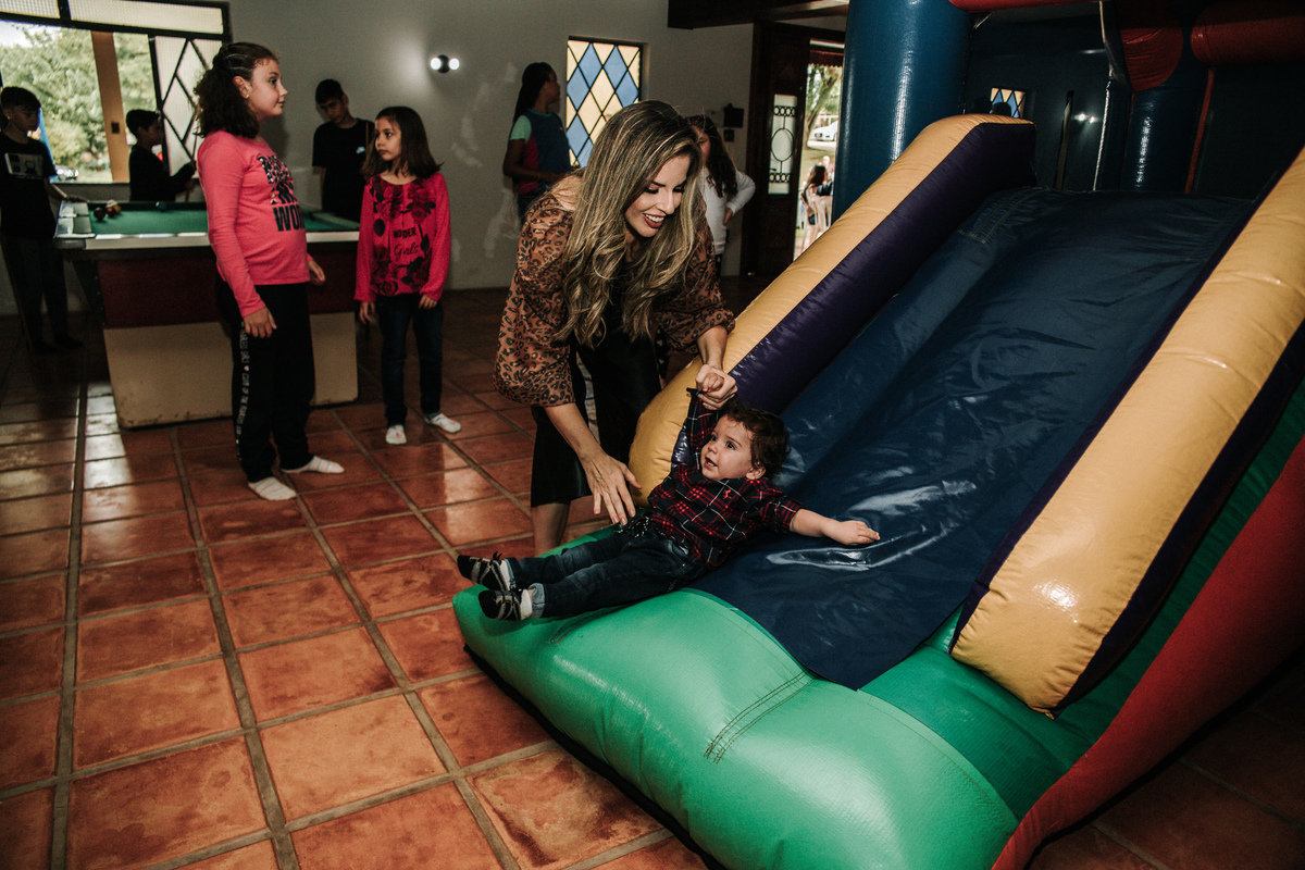crianças-no-escorregador-infantil-tema-fazendinha-rodrigo-bahia-fotógrafo-de-familia-de-mogi-guaçu.jpg