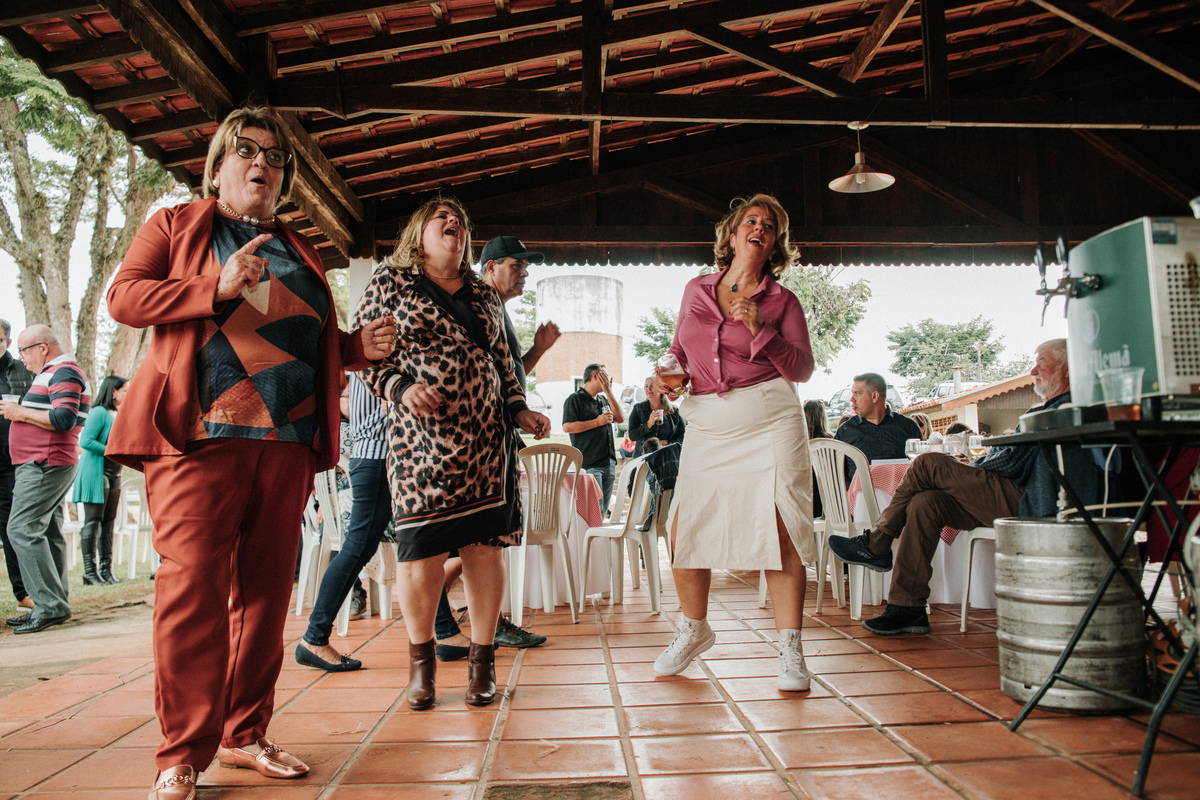 mulheres-dançando-festa-infantil-tema-fazendinha-rodrigo-bahia-fotógrafo-de-familia-de-mogi-guaçu.jpg