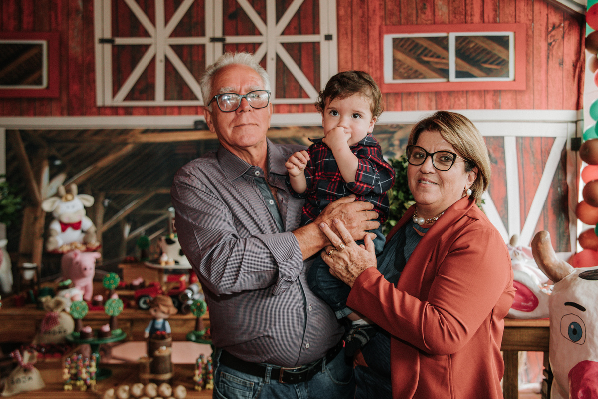 avós-e-neto-festa-infantil-tema-fazendinha-rodrigo-bahia-fotógrafo-de-familia-de-mogi-guaçu.jpg
