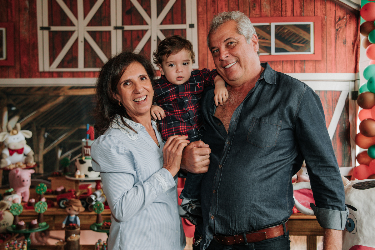 avós-e-neto-festa-infantil-tema-fazendinha-rodrigo-bahia-fotógrafo-de-familia-de-mogi-guaçu.jpg