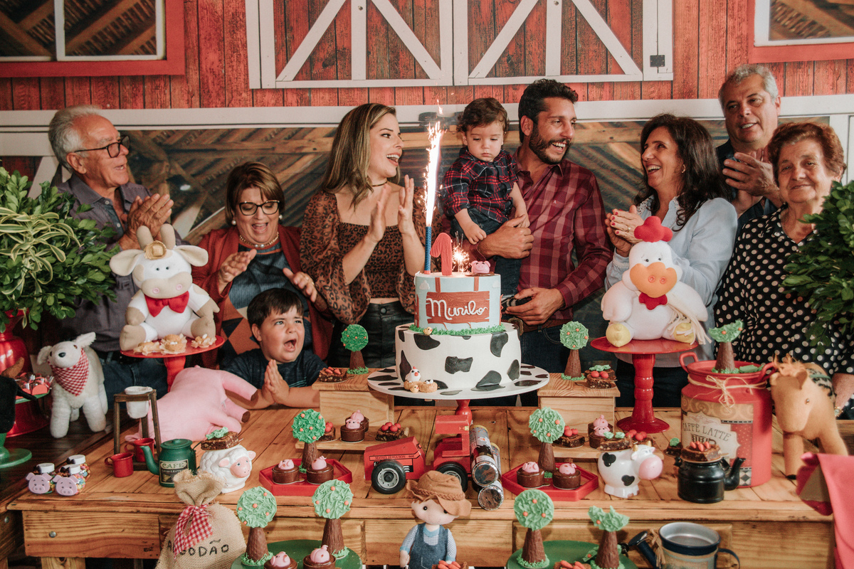 familia-cantando-parabens-festa-infantil-tema-fazendinha-rodrigo-bahia-fotógrafo-de-familia-de-mogi-guaçu.jpg