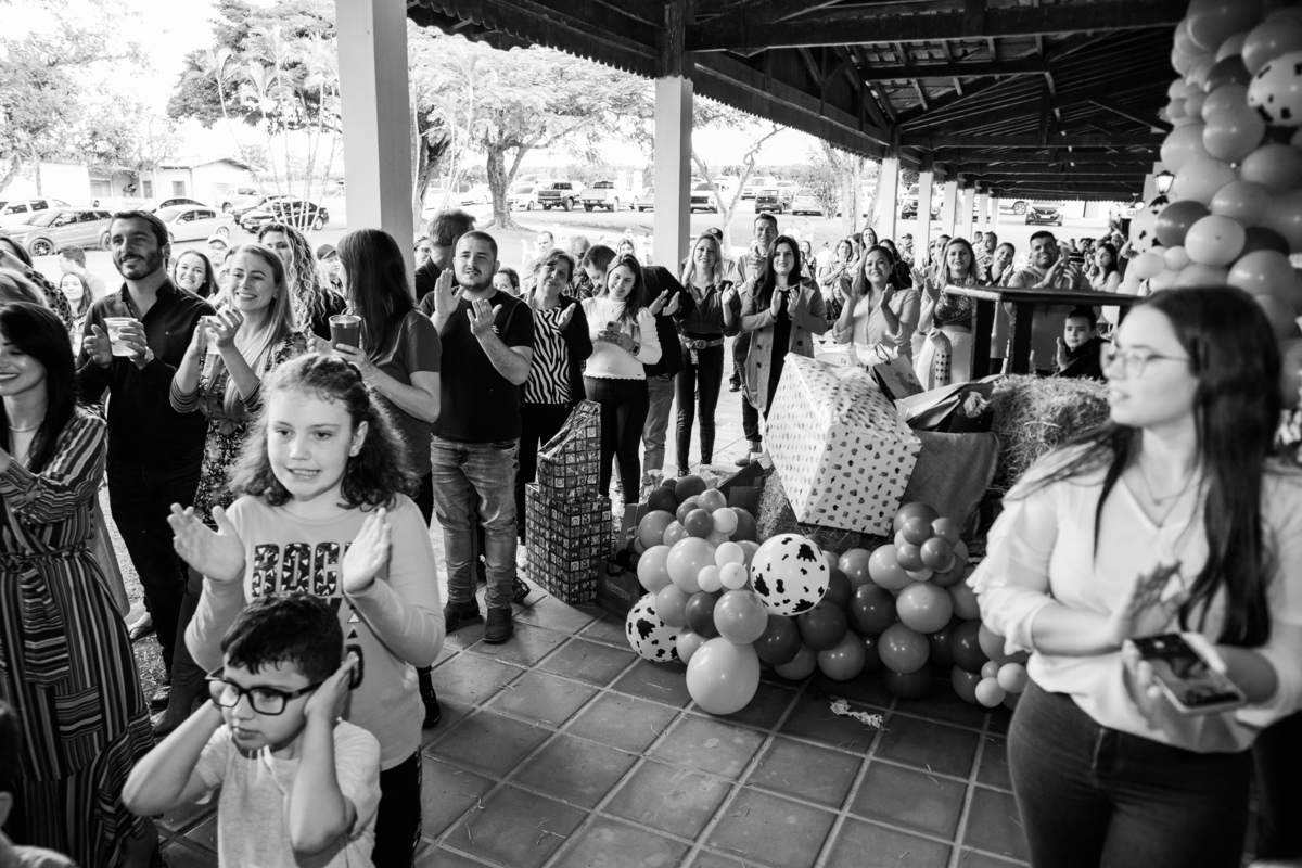 familia-cantando-parabens-festa-infantil-tema-fazendinha-rodrigo-bahia-fotógrafo-de-familia-de-mogi-guaçu.jpg
