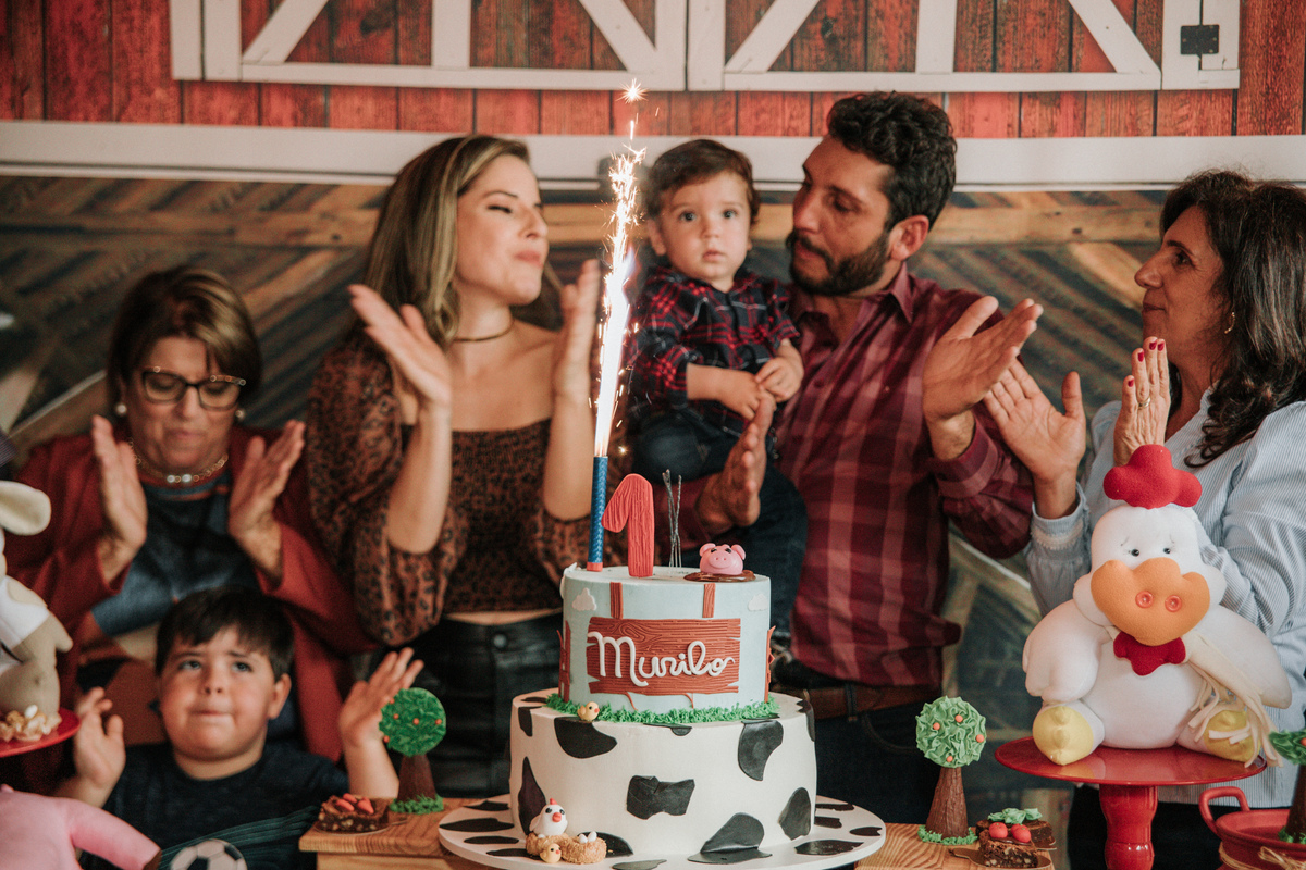 familia-cantando-parabens-festa-infantil-tema-fazendinha-rodrigo-bahia-fotógrafo-de-familia-de-mogi-guaçu.jpg