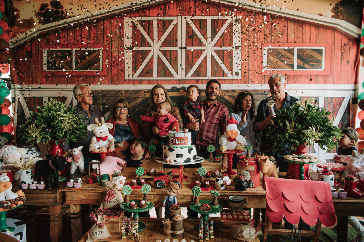 familia-cantando-parabens-festa-infantil-tema-fazendinha-rodrigo-bahia-fotógrafo-de-familia-de-mogi-guaçu.jpg