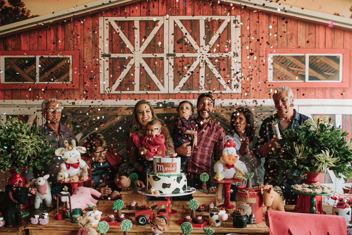 familia-cantando-parabens-festa-infantil-tema-fazendinha-rodrigo-bahia-fotógrafo-de-familia-de-mogi-guaçu.jpg