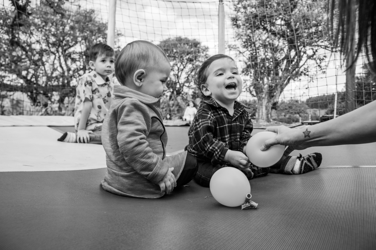 crianças-na-cama-elastica-festa-infantil-tema-fazendinha-rodrigo-bahia-fotógrafo-de-familia-de-mogi-guaçu.jpg