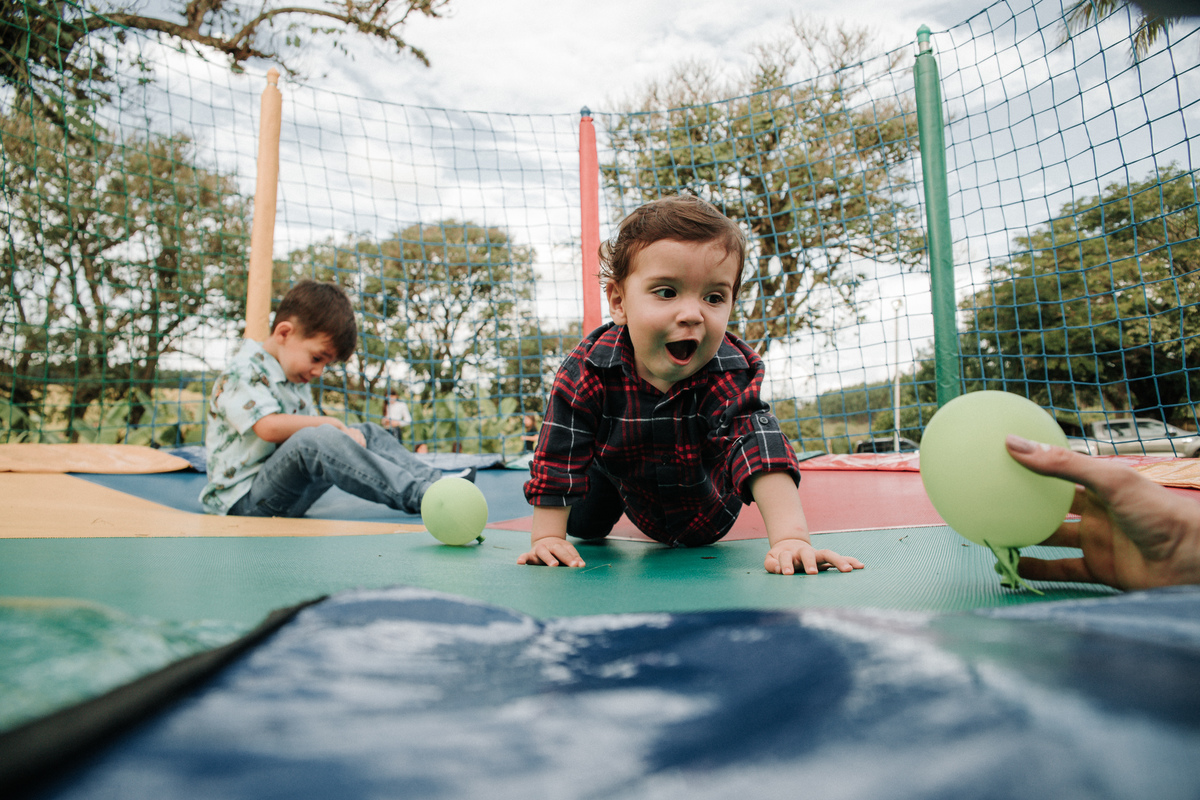 crianças-na-cama-elastica-festa-infantil-tema-fazendinha-rodrigo-bahia-fotógrafo-de-familia-de-mogi-guaçu.jpg