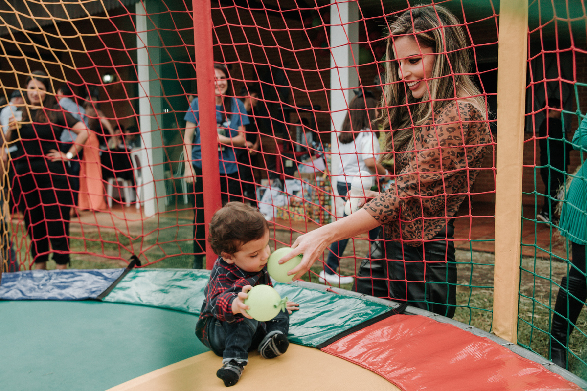 crianças-na-cama-elastica-festa-infantil-tema-fazendinha-rodrigo-bahia-fotógrafo-de-familia-de-mogi-guaçu.jpg