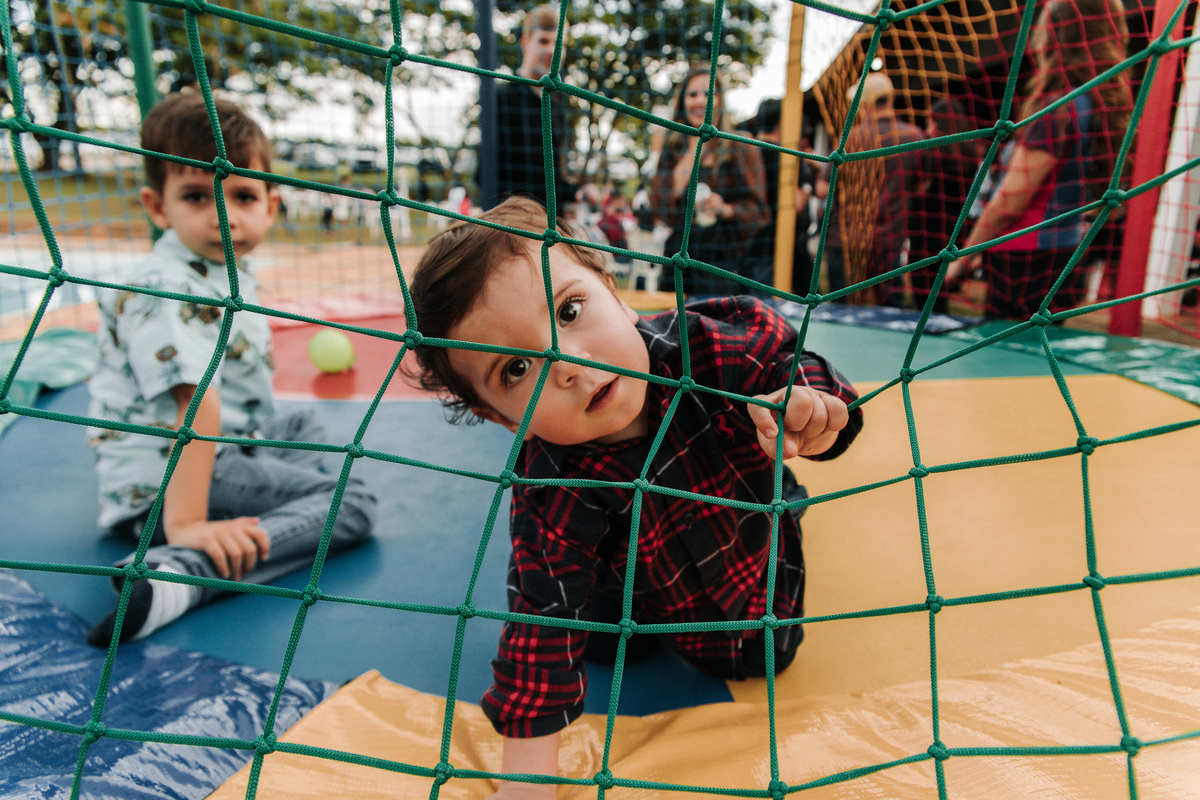 crianças-na-cama-elastica-festa-infantil-tema-fazendinha-rodrigo-bahia-fotógrafo-de-familia-de-mogi-guaçu.jpg