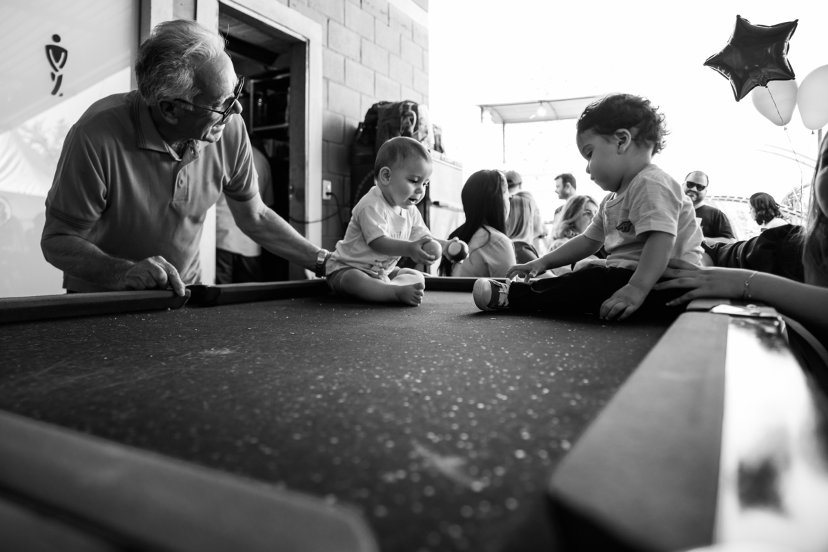 criança-na-mesa-sinuca-festa-infantil-rodrigo-bahia-fotógrafo-de-familia-de-mogi-guaçu.jpg