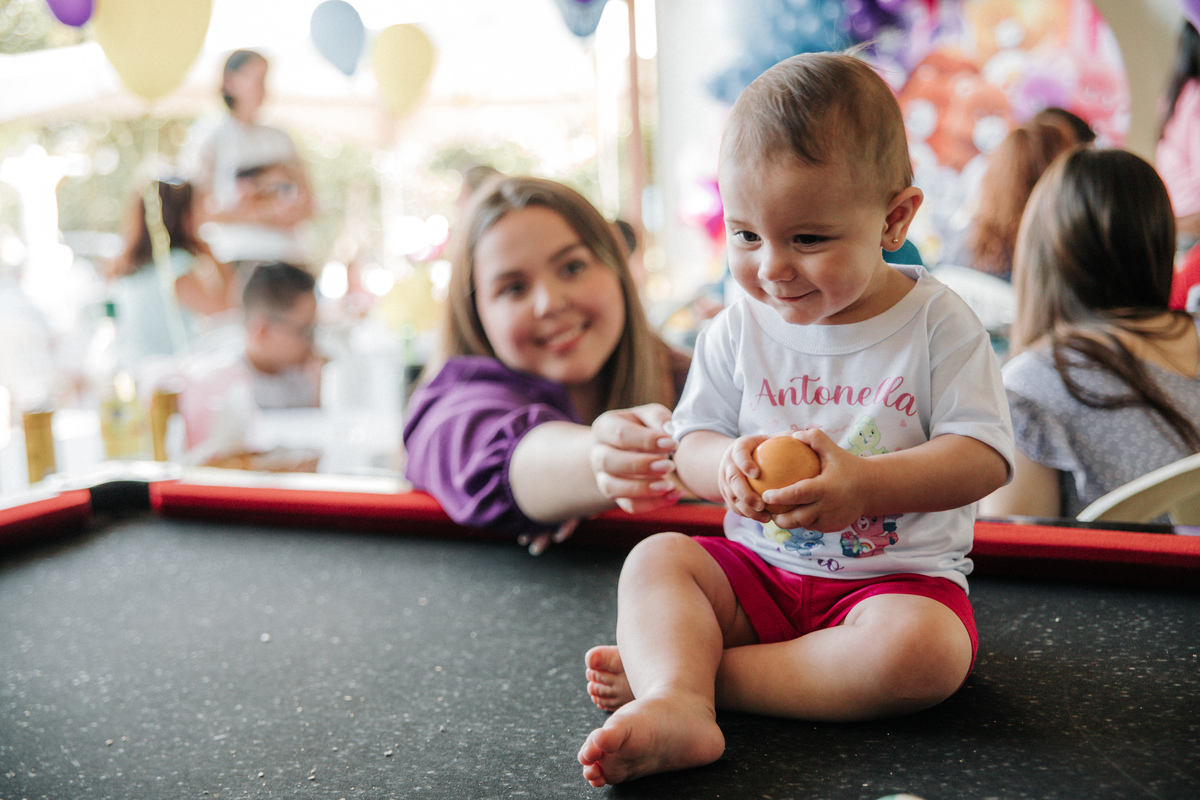 criança-brincando-na-mesa-sinuca-festa-infantil-rodrigo-bahia-fotógrafo-de-familia-de-mogi-guaçu.jpg