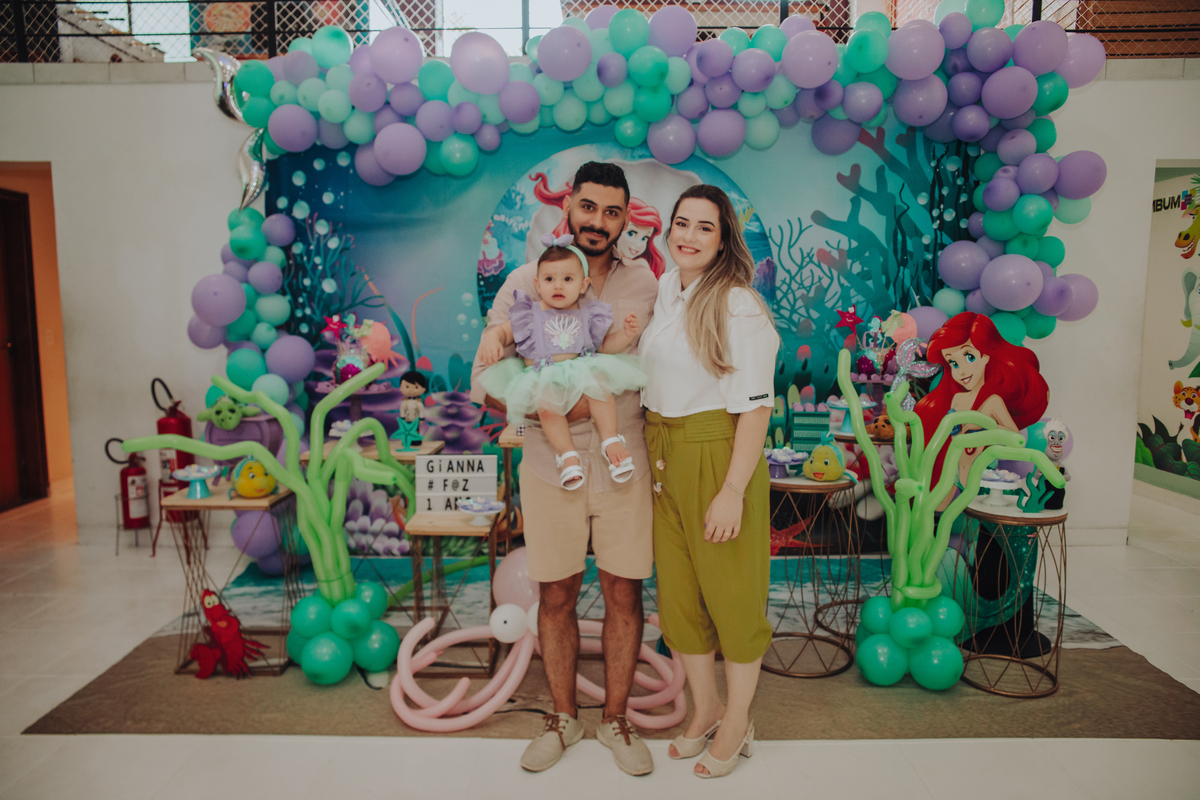 pais-com-criança-tema-pequena-sereia-festa-infantil-rodrigo-bahia-fotógrafo-de-familia-de-mogi-guaçu.jpg