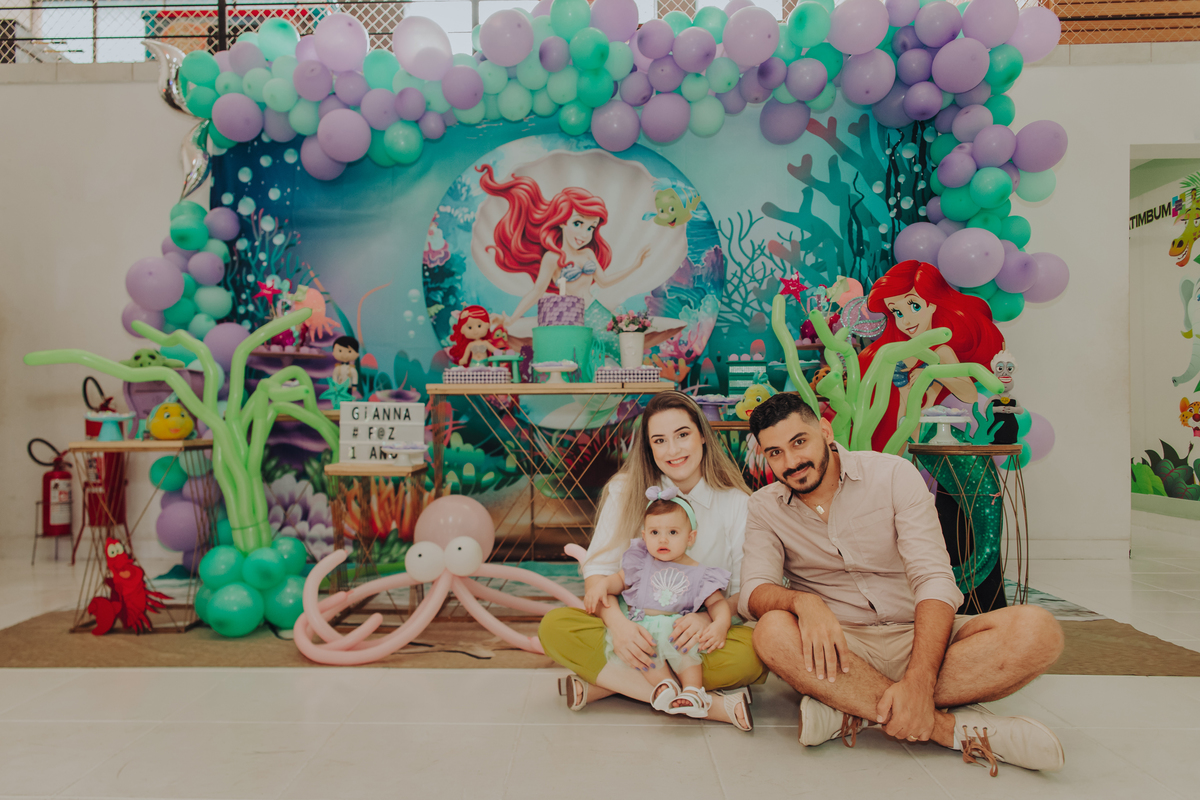 pais-com-criança-tema-pequena-sereia-festa-infantil-rodrigo-bahia-fotógrafo-de-familia-de-mogi-guaçu.jpg