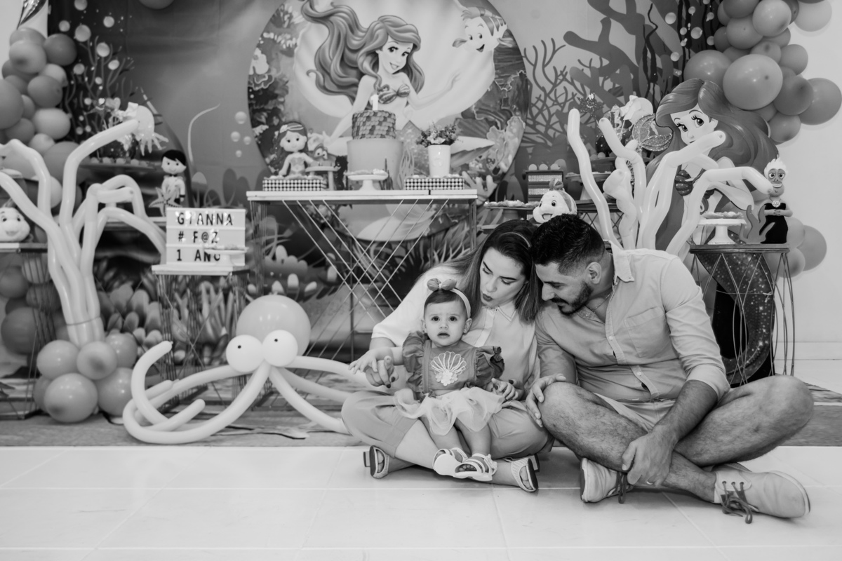 pais-com-criança-tema-pequena-sereia-festa-infantil-rodrigo-bahia-fotógrafo-de-familia-de-mogi-guaçu.jpg